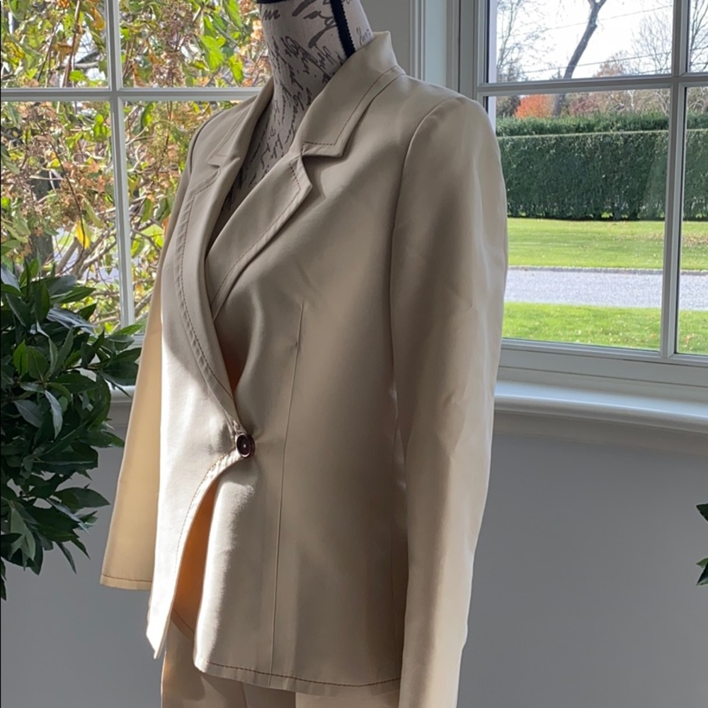 SUIT - Picture 4 of 7